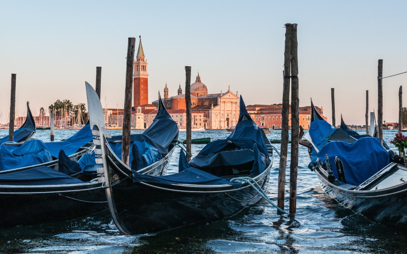 gondole galleggianti in canale veneziano