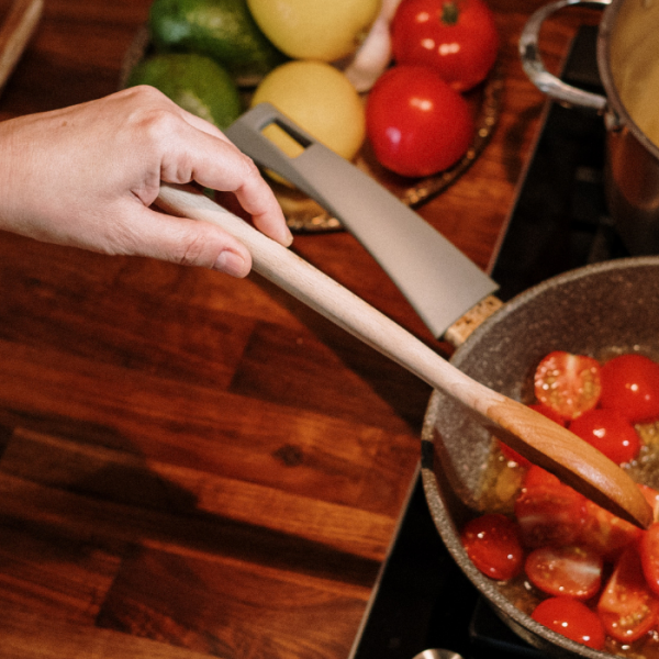 nonna cucinando pomodori 