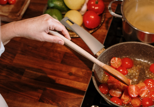 nonna cucinando pomodori 