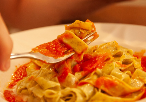 pasta lunga con pomodoro