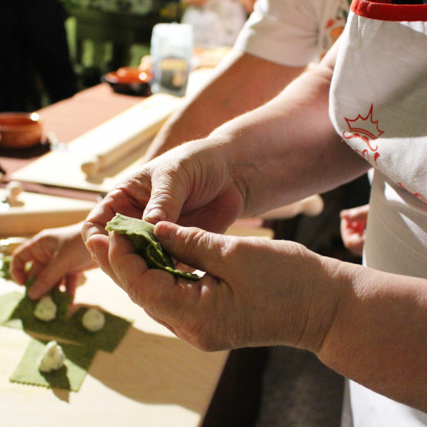 Prepara e gusta un piatto di tortelloni in un'antica acetaia