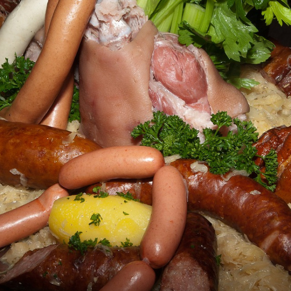 Primo piano della choucroute e degli ingredienti che la compongono