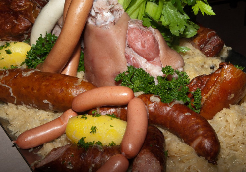 Primo piano della choucroute e degli ingredienti che la compongono