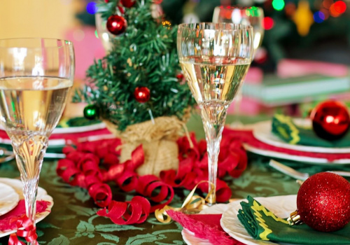tavola con piatti, bicchieri e decorazioni di natale