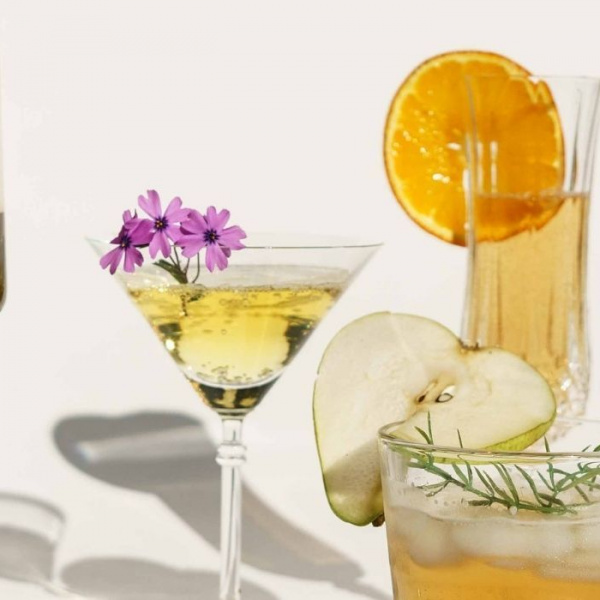 Diversi bicchieri di cocktail preparati con prosecco