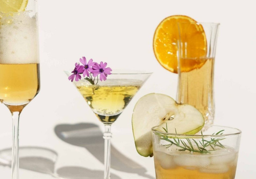 Diversi bicchieri di cocktail preparati con prosecco