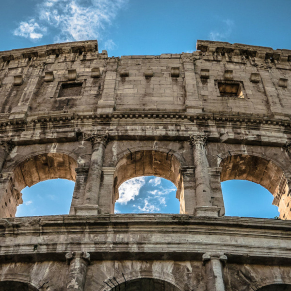 vista del colosseo con cielo azzurro