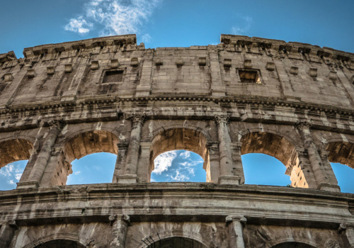 vista del colosseo con cielo azzurro