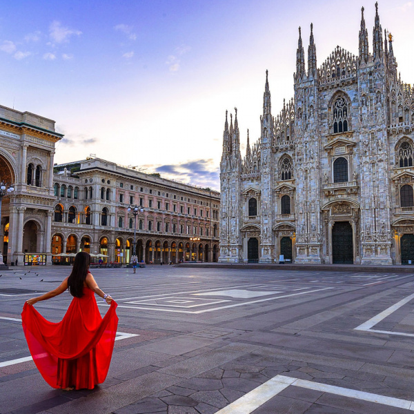 duomo di milano e ragazza con vestito rosso