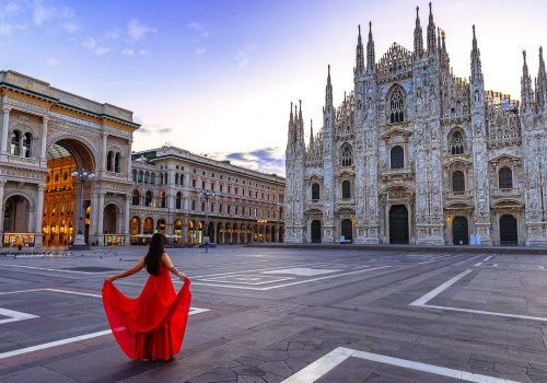 duomo di milano e ragazza con vestito rosso