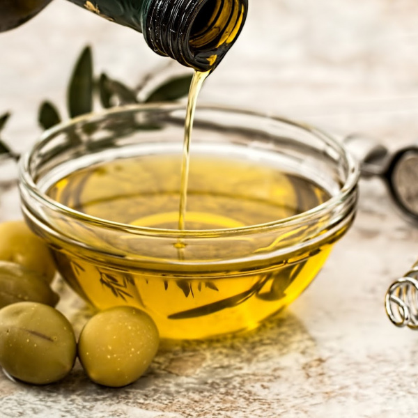 Olio versato in una ciotolina