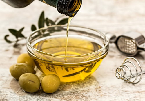 Olio versato in una ciotolina