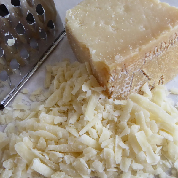 pezzo di parmigiano reggiano