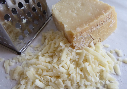 pezzo di parmigiano reggiano