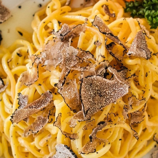 piatto di pasta con tartufo