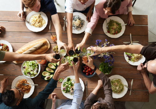 vista dall'alto di persone sedute a tavola con cibo