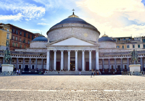 piazza del plebiscito a napoli