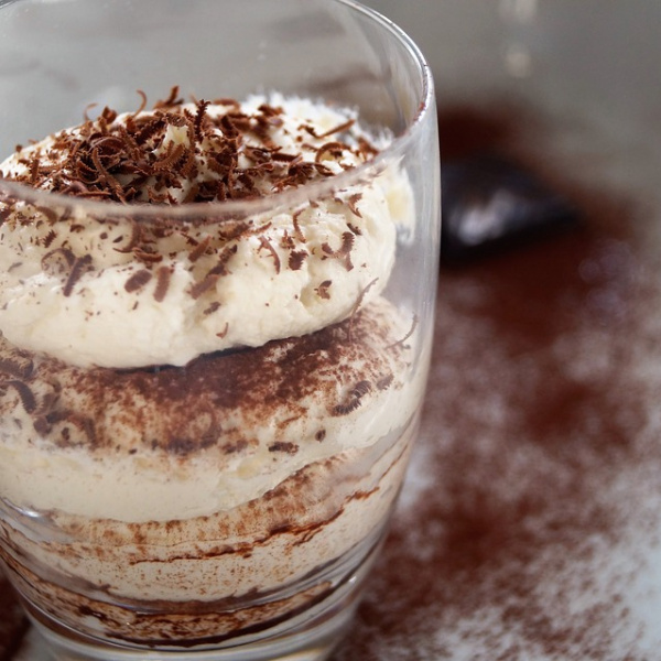 tiramisù servito in un bicchiere