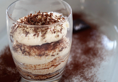 tiramisù servito in un bicchiere