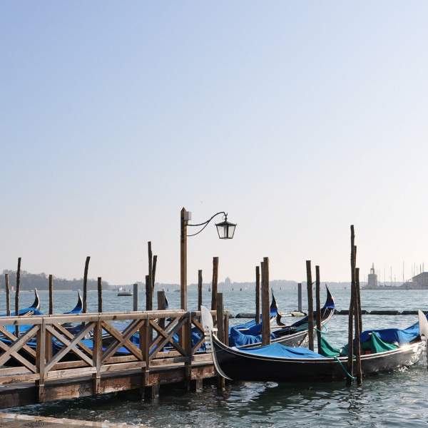 mattino presto a venezia e gondole ferme