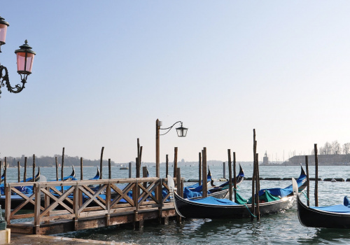 mattino presto a venezia e gondole ferme